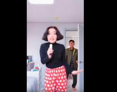 韓妹當Youtuber跳舞時《爺爺走進來找人》一秒變孫女控der有藏