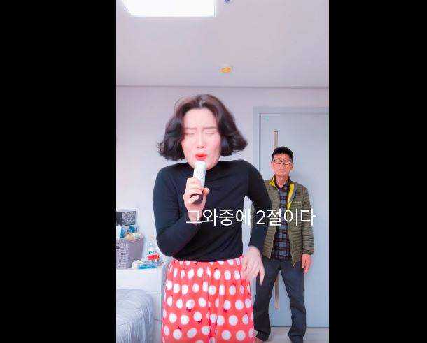 韓妹當Youtuber跳舞時《爺爺走進來找人》一秒變孫女控der有藏 - 圖片6