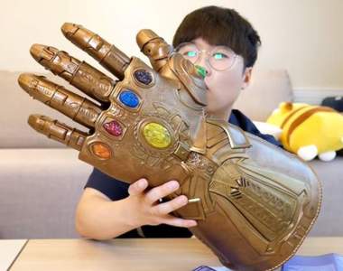 網友分享反派薩諾斯《無限手套》竟然還有防燙功能可以泡泡麵？