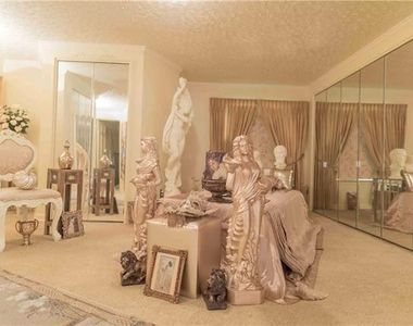 詭異《放滿雕像的豪宅出售》好像隨時都有人在看著你...