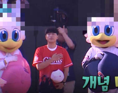 唱國歌要尊敬 韓國棒球隊《吉祥物》脫帽之後....哇靠都沒頭髮阿ww