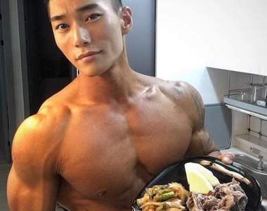 用肌肉幫你配菜♥《肌肉模特兒Ryu JaeHeon》社群有滿滿的鮮肉可看