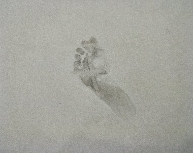 真.都市傳說《百貨公司發現鬼腳印》這種現象竟然已經持續10幾年了？