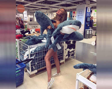 IKEA《鯊魚抱枕》IG爆紅每個人都想抱一隻回家