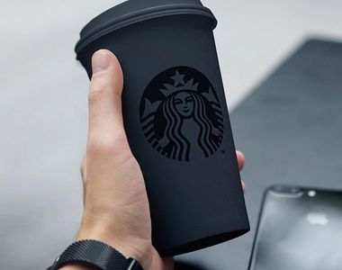 熱愛黑色的設計師設計出《黑色星巴克杯》《黑色麥當勞包裝》感覺提升了另外一種檔次呢～