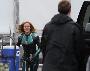 裘德洛現身《驚奇隊長》片場 布莉拉森奔跑相迎