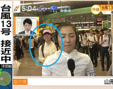 比颱風還恐怖《亂入新聞的粉紅帽》鏡頭怎麼閃都無法閃過他陰魂不散的身影...