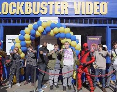 倫敦出現《 兩天限定百事達》但是整間店只有《死侍2》一部片可選...