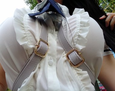 Coser岡田ゆい示範《巨乳揹雙肩背包的正確背法》真的這樣揹就壯觀啦....
