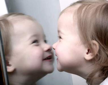 為什麼《鏡子裡的自己比較好看》是因為無法接受「真實」的自己嗎？