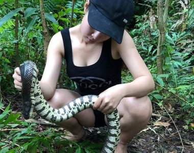 《辣妹捕魚》超養眼野外求生youtube都在推薦我看好東西(º﹃º )