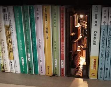 《東京巷弄書隔》日本藝術家「Monde」將精緻逼真的巷弄風情隱藏在書架中,宛如童話場景