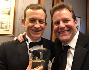 《BBC老爸來英國領爆紅獎》結果被海關攔下來合照w