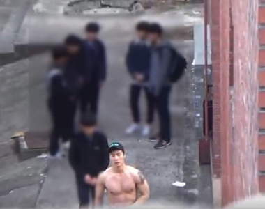 韓國死屁孩躲巷內抽菸《裸身壯男一秒變成訓導主任》瞬間變俗辣w