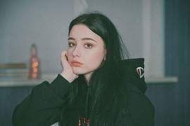 正在努力學韓文的《Dasha Taran》猶如漫畫般的女主角引熱議