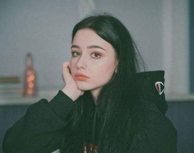 正在努力學韓文的《Dasha Taran》猶如漫畫般的女主角引熱議