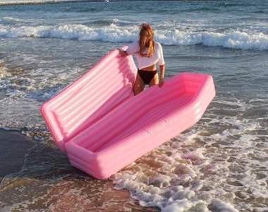 你敢嘗試嗎?《棺材氣墊床》原來在大海當浮屍是這種感覺阿(誤)