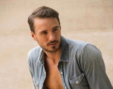 《飛機愛情故事》後續 型男身分揭曉：前職業足球員Euan Holden 