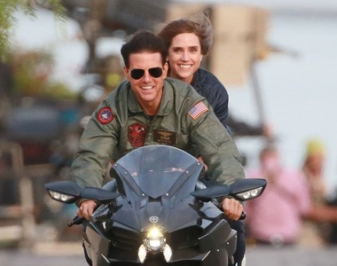 阿湯哥《捍衛戰士2》 片場照 這一幕32年後經典重現還是一樣帥氣