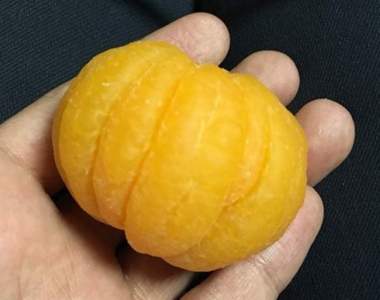 推特瘋傳《把橘子上的白色橘絡完全剝掉》他花了1個半小時剝光橘子白絲，這樣有比較好吃？