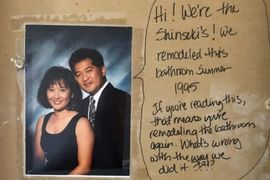 翻修浴室《發現前人幽默留言》這對夫妻真的被網友認出來了 翻修浴室《發現前人幽默留言》這對夫妻真的被網友認出來了