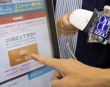 日本《收銀機的年齡確認系統》明明沒買菸酒卻被要求確認成年的理由原來是...