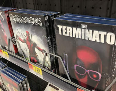 《死侍2》超惡搞合作所有的DVD都變成死侍主演啦