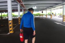 韓國死屁孩躲在巷內抽菸《韓國網紅拿出滅火器》教訓他們超有膽