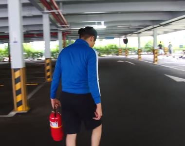 韓國死屁孩躲在巷內抽菸《韓國網紅拿出滅火器》教訓他們超有膽