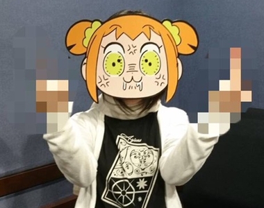 凹醬→凸醬《悠木碧戴ポプ子面具比中指》畫面太魔性是本人無誤w