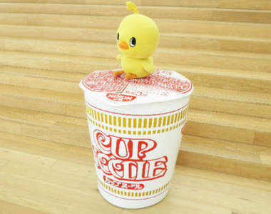 《12種超方便蓋泡麵方法》看到那蓋子翹起來就很想把它給壓下去