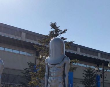 詭異到爆紅《韓國無臉裸男雕像》到底是在象徵什麼呢？