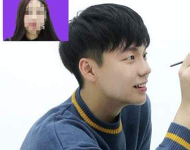 懶人女友不想動時可以找《男友幫忙化妝》手為何抖成這樣