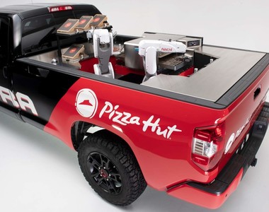 《Toyota全自動Pizza餐車》美味現身SEMA改裝展