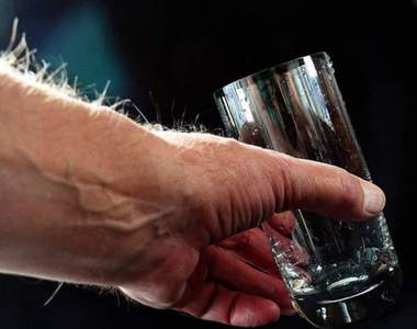 《辦公室報復事件》看同事不爽在水中「加料」　還盯著被害人喝下超有事...