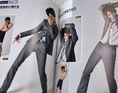 網友購買《美男子造型構圖姿勢集》打開來還以為是「JoJo立」POSE集呢，雙人合照腐氣沖天
