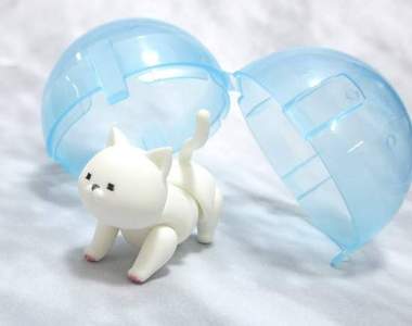 今天要擺什麼賣萌pose呢?《CupFiguer磁鐵貓》究極超可動轉蛋情報公開,恐龍の骨來客串