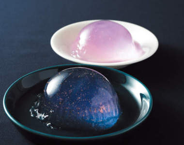 日本便利商店新出《小行星水果凍》盤中的神秘小宇宙還會變色呢♪