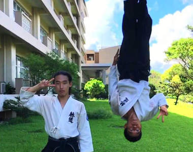 非P圖《翻轉拍照式》不靠PS要怎麼拍出這樣的飄浮合照?