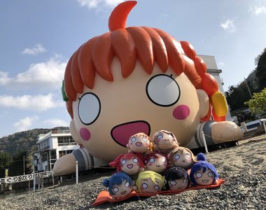 不是愚人節玩笑《超巨大千歌趴趴公仔EX》內褲都被看光光了耶……