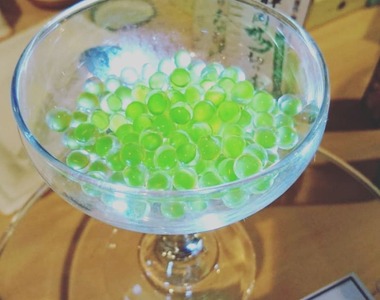 寶石般晶透的《芥末晶球》有如鮭魚卵的口感咬下卻有芥末的嗆辣刺激...