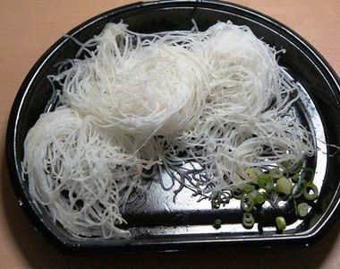 長久以來的疑問《生魚片旁蘿蔔絲真正用途》配著吃最讚惹