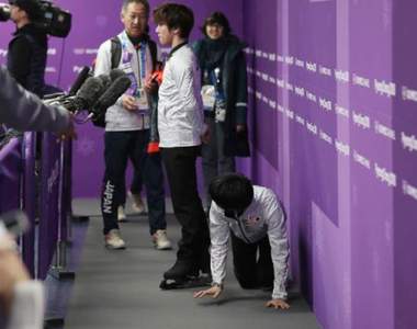 《羽生結弦》的神對應　冰上王子趴在地上走原來全是為了他...