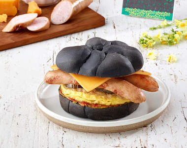 《濟州島星巴克》限定款漢堡 韓國粉絲吃下黑色款第一句話是......？ 