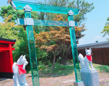 珍奇《透明鳥居》玻璃製的夢幻鳥居 隨著天色變幻出不同模樣