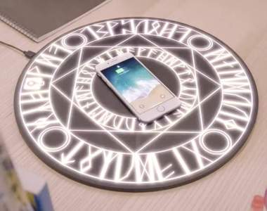 中二味十足《魔法陣充電器》感覺在這上面抽卡好像會抽出神卡啊