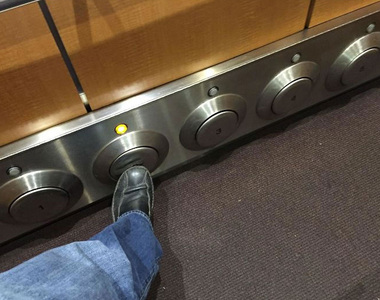 有趣的《電梯創意設計》用腳可以踢按鈕樓層也太棒了吧XD