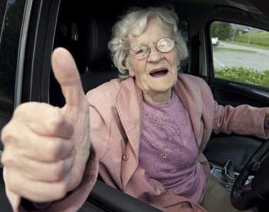 紐西蘭業者開賣《老人開車專用貼紙》原以為是好意結果被罵翻....