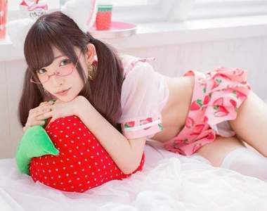 《草莓水手服》甜甜女生穿起來那略顯透明的性感讓人抵擋不住