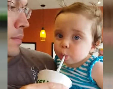 《小朋友第一次喝汽水的反應》用臉把戲做到最足〝暢快〞大概就是這種感覺吧